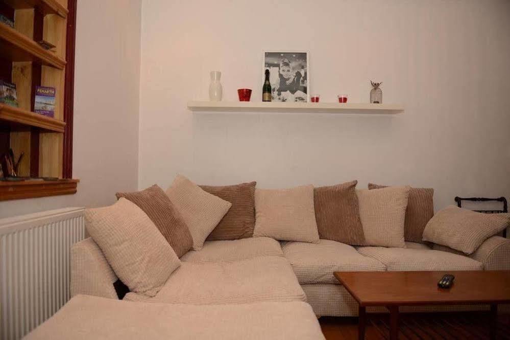 F3 2 Bedroomed Town House - Free Parking - Super 150 Mbps Wifi Near Gavin N Stacey Film House - 1 Free Dog Allowed 배리 외부 사진