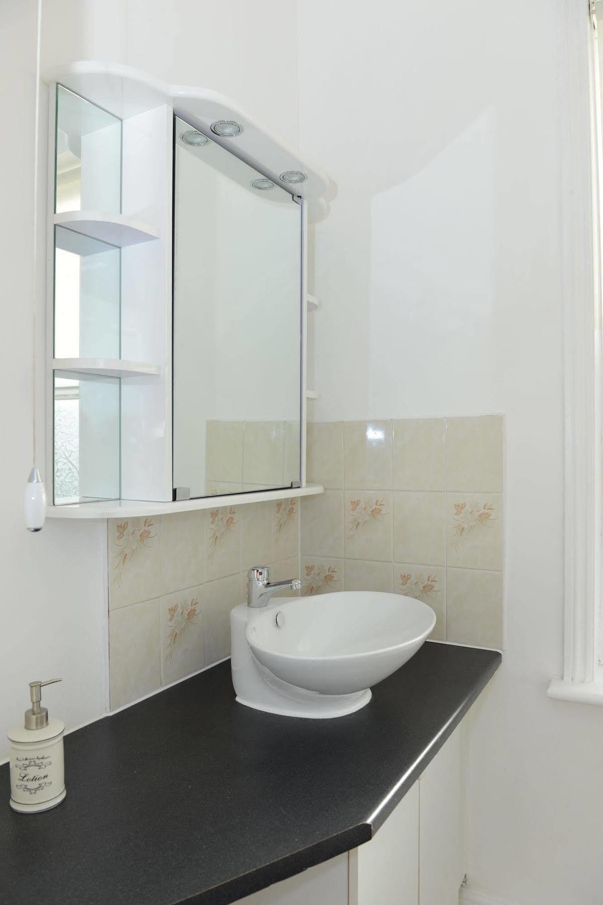 F3 2 Bedroomed Town House - Free Parking - Super 150 Mbps Wifi Near Gavin N Stacey Film House - 1 Free Dog Allowed 배리 외부 사진